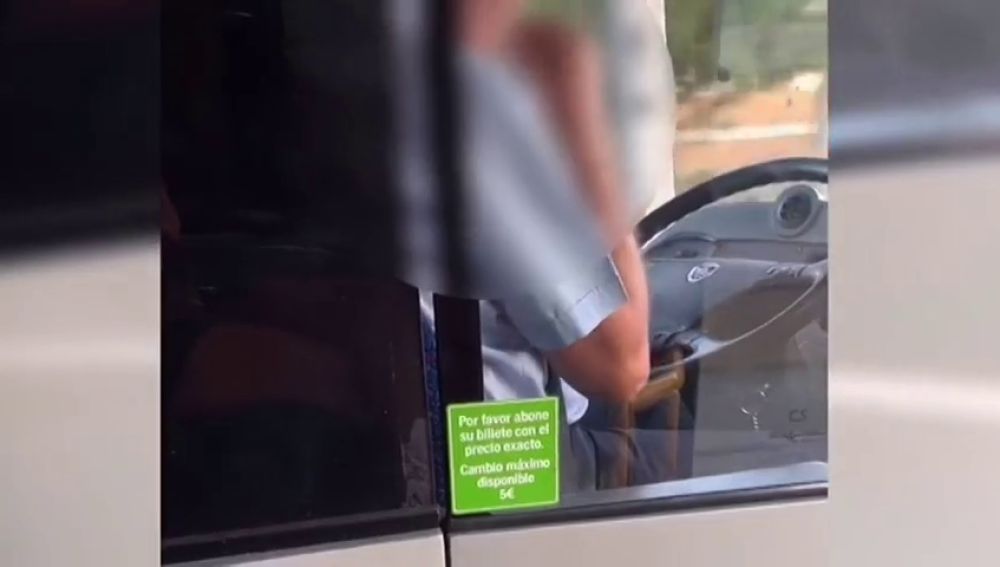 Un conductor de autobús come pipas mientras conduce porque "no le ha dado tiempo a merendar"