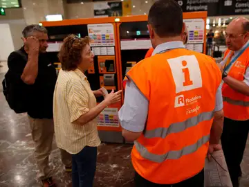Aglomeraciones de pasajeros por los retrasos de más de una hora en Rodalies Aglomeraciones de pasajeros por los retrasos de más de una hora en Rodalies