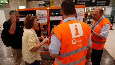 Aglomeraciones de pasajeros por los retrasos de más de una hora en Rodalies Aglomeraciones de pasajeros por los retrasos de más de una hora en Rodalies