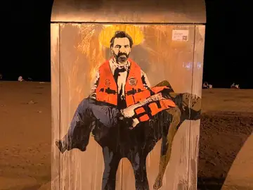 Grafiti de TVBoy en la playa de la Barceloneta Grafiti de TVBoy en la playa de la Barceloneta