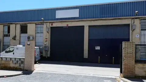 Fachada del edificio de la empresa sevillana Magrudis SL, situada en el polígono El Pino de Sevilla, que comercializa la carne ‘La Mechá’, origen del brote de listeriosis. Fachada del edificio de la empresa sevillana Magrudis SL, situada en el polígono El Pino de Sevilla, que comercializa la carne ‘La Mechá’, origen del brote de listeriosis.