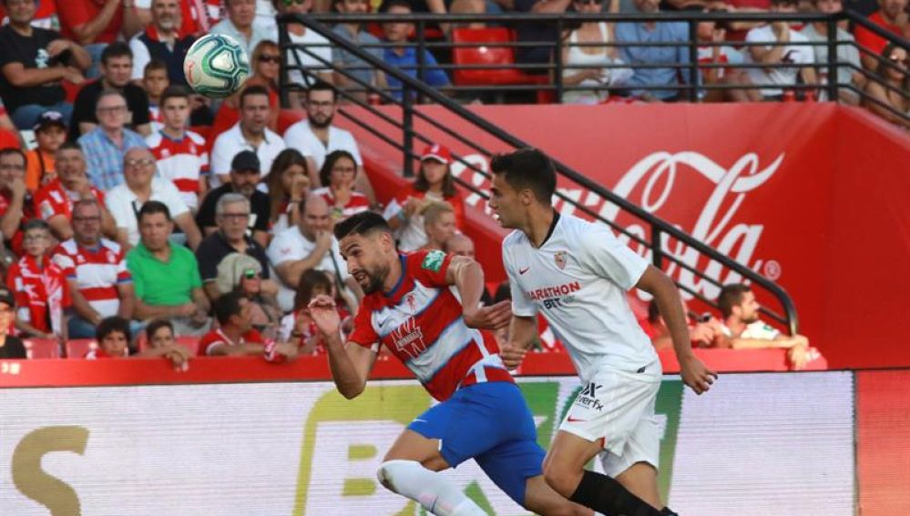 Sergio Reguilón perlea un balón ante un jugador del Granada