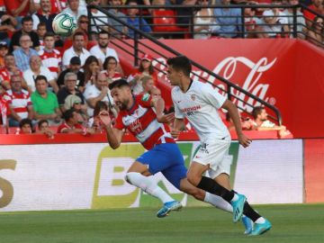 Sergio Reguilón perlea un balón ante un jugador del Granada