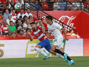 Sergio Reguilón perlea un balón ante un jugador del Granada Sergio Reguilón perlea un balón ante un jugador del Granada