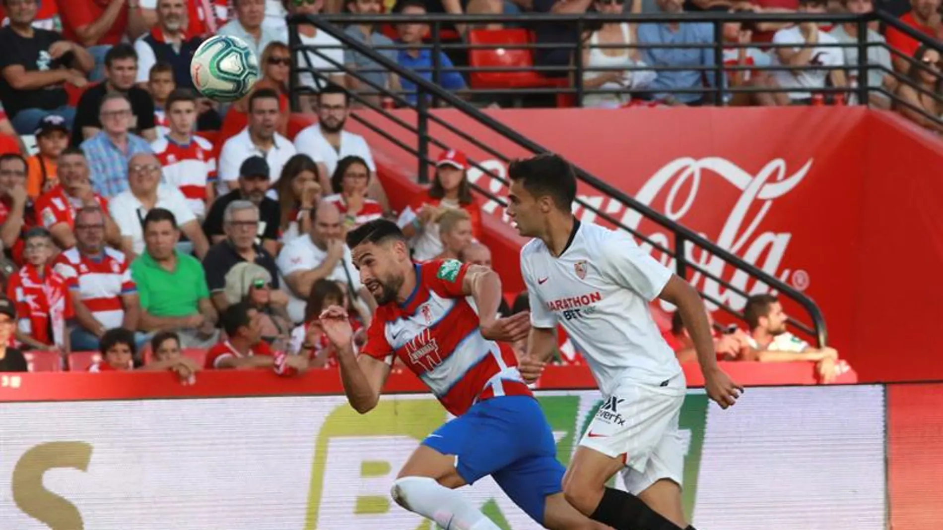 Sergio Reguilón perlea un balón ante un jugador del Granada Sergio Reguilón perlea un balón ante un jugador del Granada