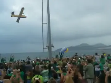 Una cadena humana homenajea a los bomberos, los vecinos ya pueden volver a sus casas Una cadena humana homenajea a los bomberos, los vecinos ya pueden volver a sus casas