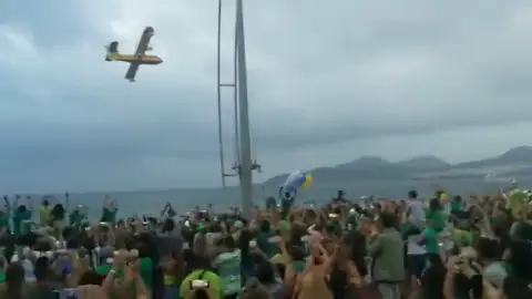 Una cadena humana homenajea a los bomberos, los vecinos ya pueden volver a sus casas Una cadena humana homenajea a los bomberos, los vecinos ya pueden volver a sus casas