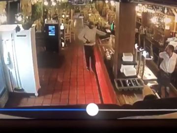Graban el atraco de un hombre armado con una katana en un restaurante de Tenerife