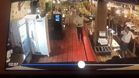 Graban el atraco de un hombre armado con una katana en un restaurante de Tenerife Graban el atraco de un hombre armado con una katana en un restaurante de Tenerife