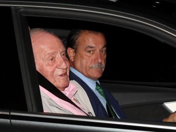 El rey Juan Carlos a su llegada a la Clínica Quirón para someterse a una intervención quirúrgica cardíaca