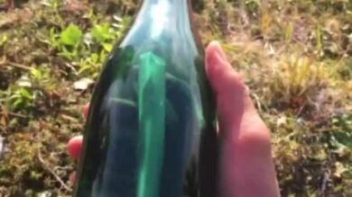 Hallan en Alaska un mensaje en una botella escrito durante la Guerra Fría