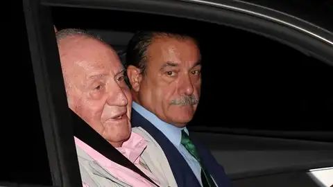 El rey Juan Carlos a su llegada a la clínica Quirón El rey Juan Carlos a su llegada a la clínica Quirón