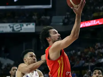 Sergio Llull entra a canasta ante ante el jugador de la República Dominicana, Mendoza Sergio Llull entra a canasta ante ante el jugador de la República Dominicana, Mendoza