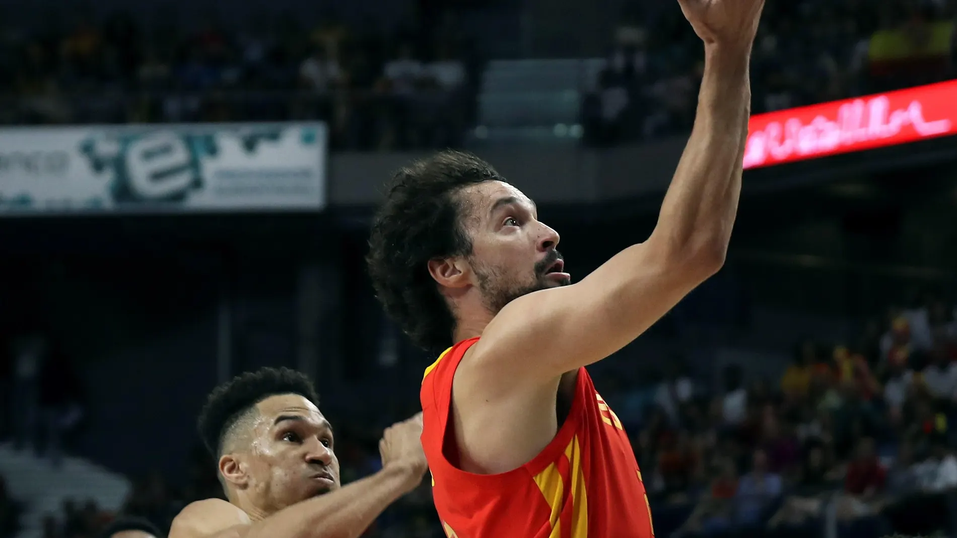 Sergio Llull entra a canasta ante ante el jugador de la República Dominicana, Mendoza Sergio Llull entra a canasta ante ante el jugador de la República Dominicana, Mendoza