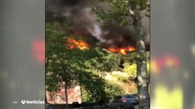 Evacuados casi 2.000 vecinos de Almonaster la Real, en Huelva, por un incendio