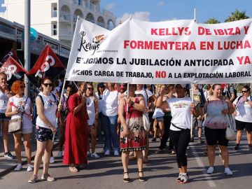 Limpiadoras y camareras de piso de hotel durante el primer día de huelga convocada por las 'kellys'