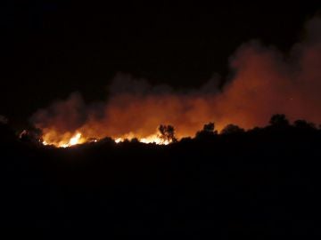 Imagen de las llamas del incendio declarado en la localidad onubense de Almonaster la Real