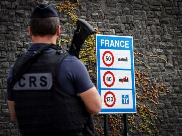 Un agente de Policía francesa participa en un control de seguridad 