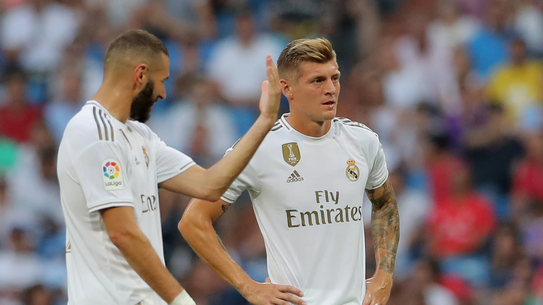 Benzema charla con Kroos durante el partido contra el Valladolid Benzema charla con Kroos durante el partido contra el Valladolid