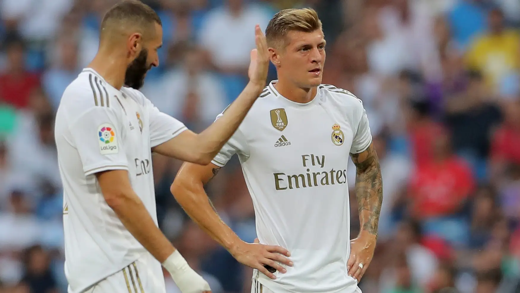 Benzema charla con Kroos durante el partido contra el Valladolid