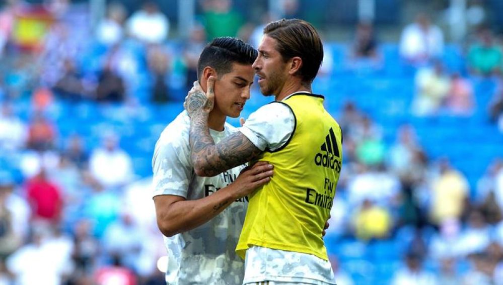 James y Sergio Ramos en el calentamiento del Real Madrid