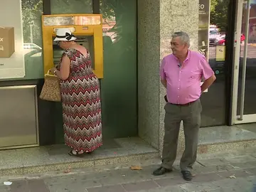 Los "acompañantes", los voluntarios que acompañan a los ancianos para evitar robos Los "acompañantes", los voluntarios que acompañan a los ancianos para evitar robos