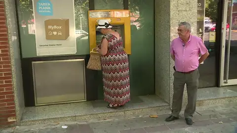 Los "acompañantes", los voluntarios que acompañan a los ancianos para evitar robos Los "acompañantes", los voluntarios que acompañan a los ancianos para evitar robos