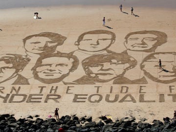 Las caras de los líderes del G7 dibujadas sobre la arena