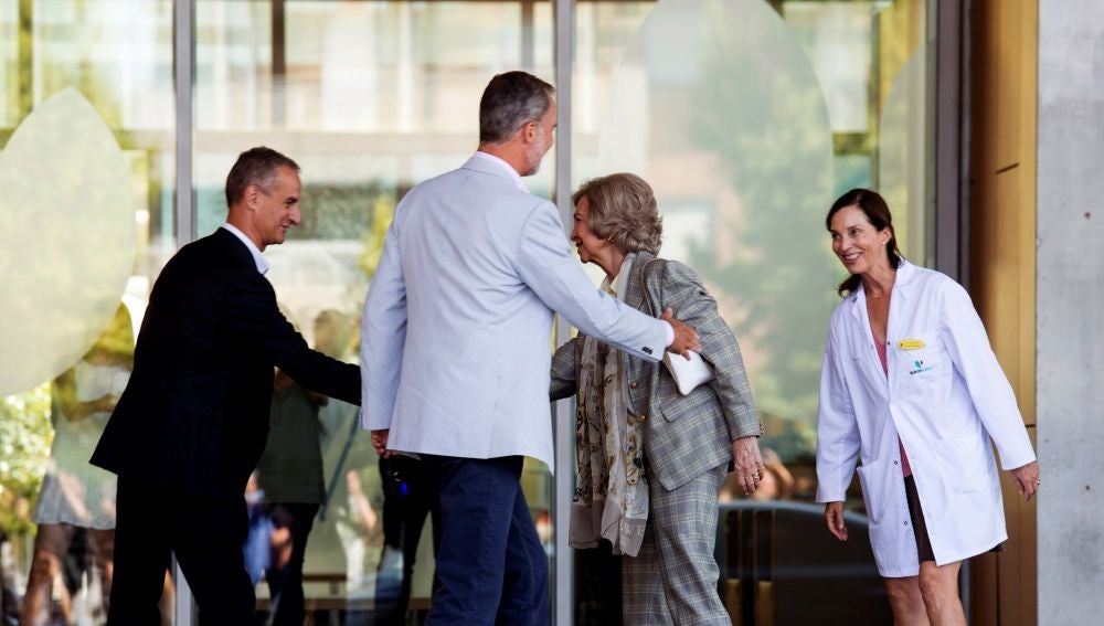 El Rey Felipe VI y la Reina Sofía a las puertas del hospital