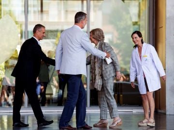 El Rey Felipe VI y la Reina Sofía a las puertas del hospital