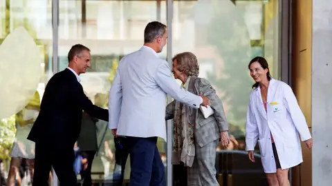 El Rey Felipe VI y la Reina Sofía a las puertas del hospital El Rey Felipe VI y la Reina Sofía a las puertas del hospital