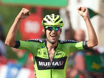 Mikel Iturria alza los brazos a su llegada a meta Mikel Iturria alza los brazos a su llegada a meta