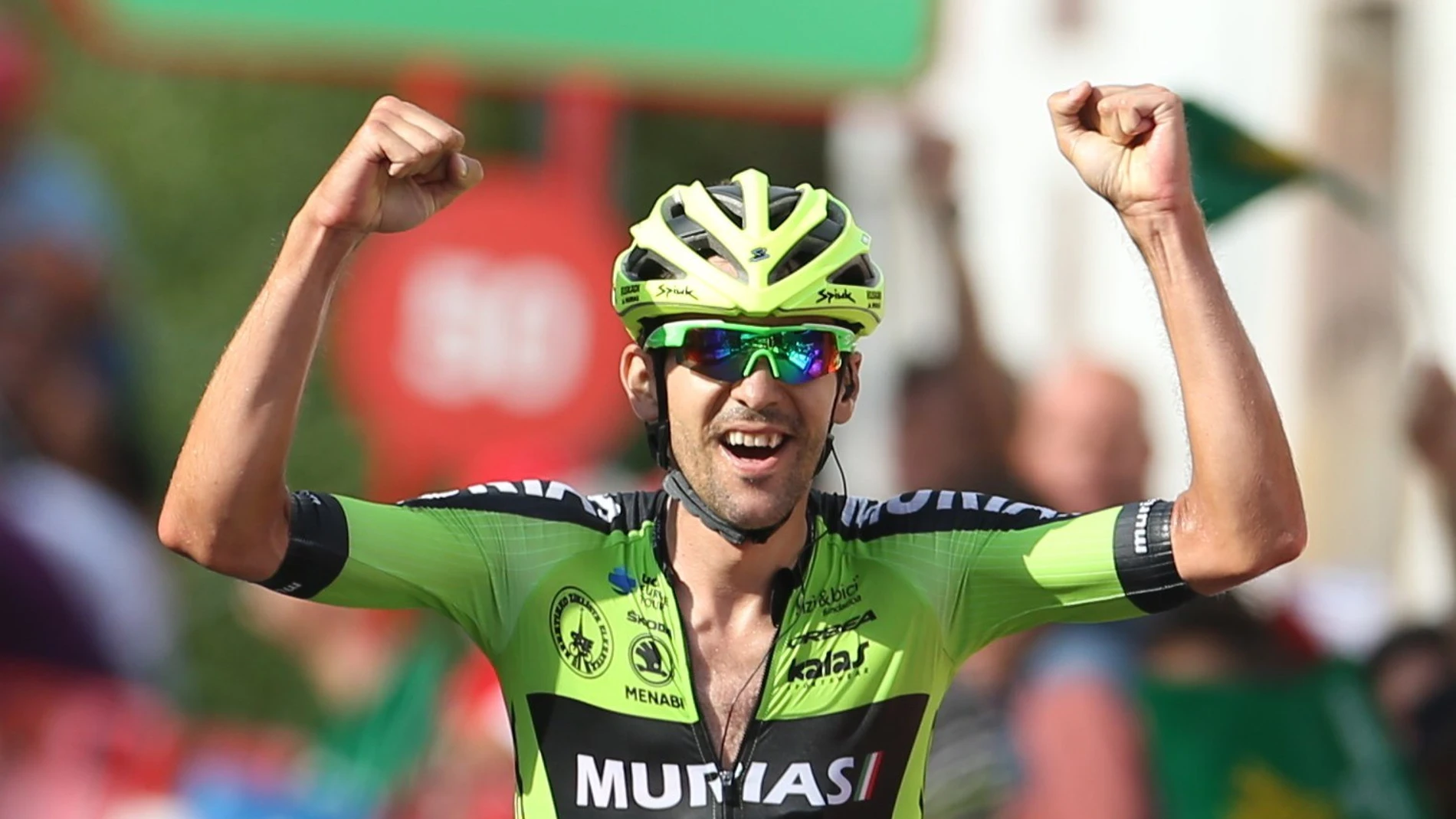 Mikel Iturria alza los brazos a su llegada a meta Mikel Iturria alza los brazos a su llegada a meta