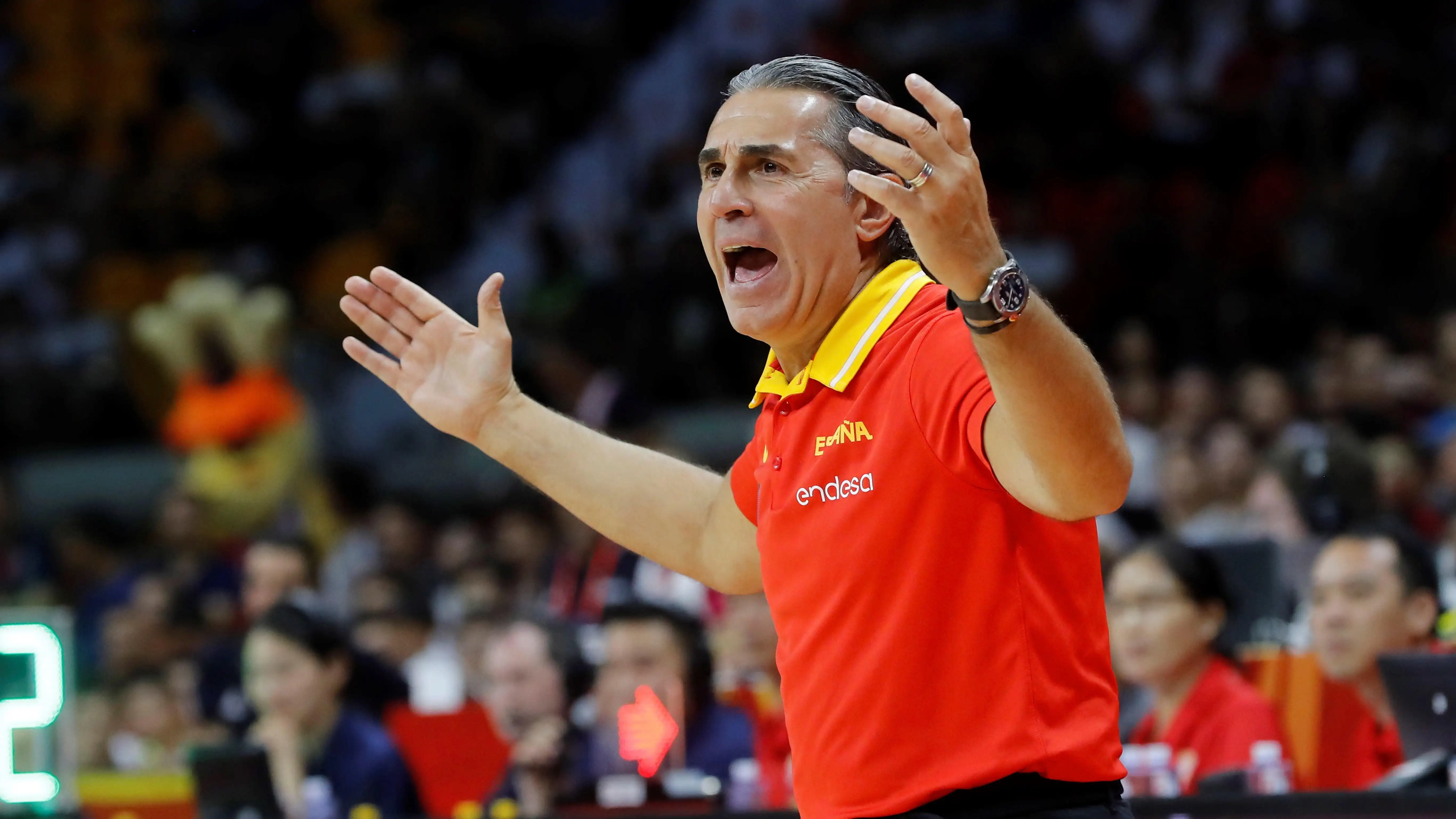 Scariolo protesta una acci&oacute;n en el partido de la selecci&oacute;n espa&ntilde;ola