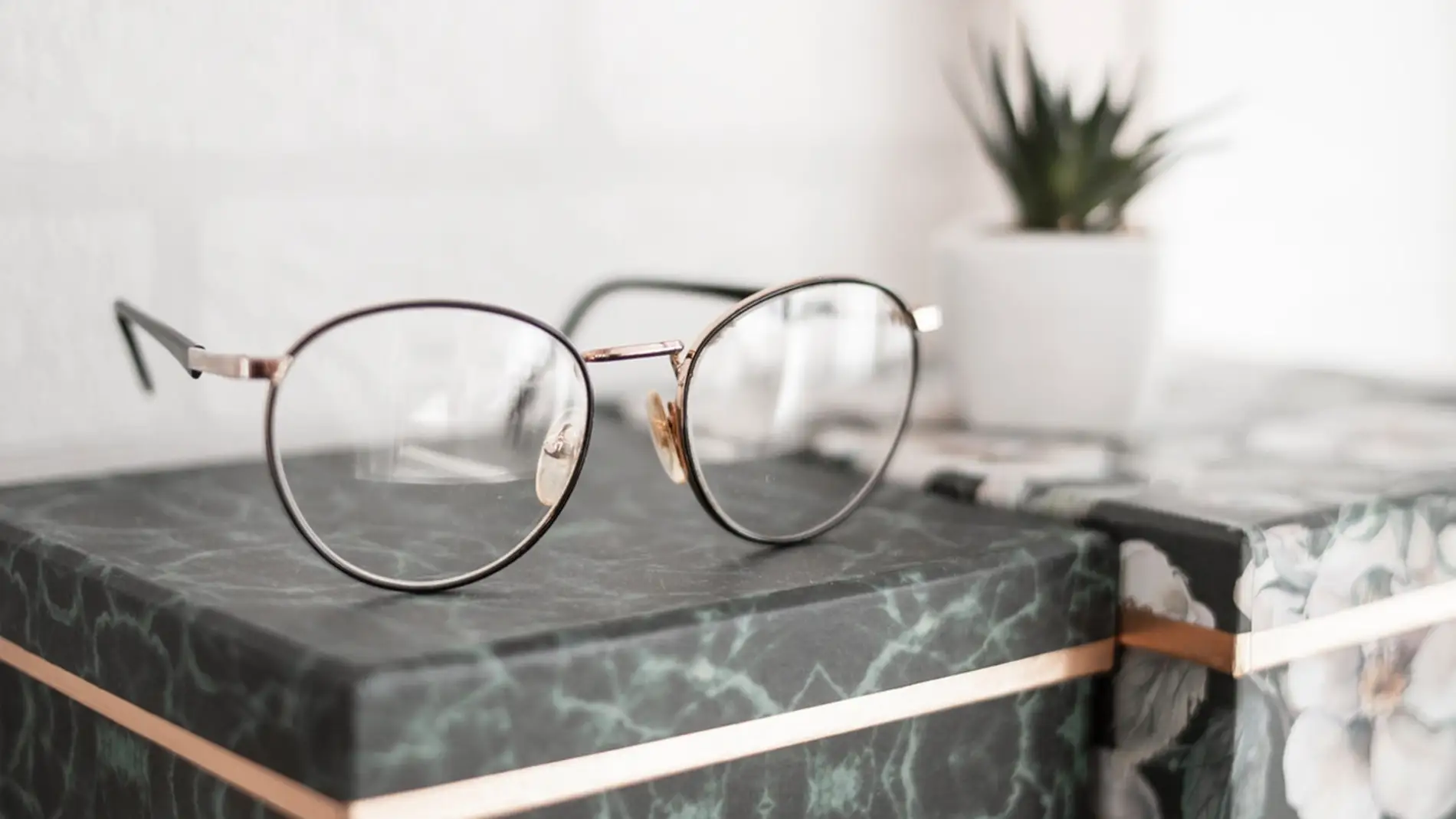 Así es cómo deberías limpiar tus gafas para que duren limpias mucho más tiempo