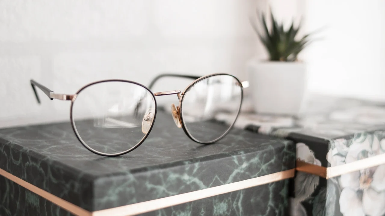 Así es cómo deberías limpiar tus gafas para que duren limpias mucho más tiempo Así es cómo deberías limpiar tus gafas para que duren limpias mucho más tiempo