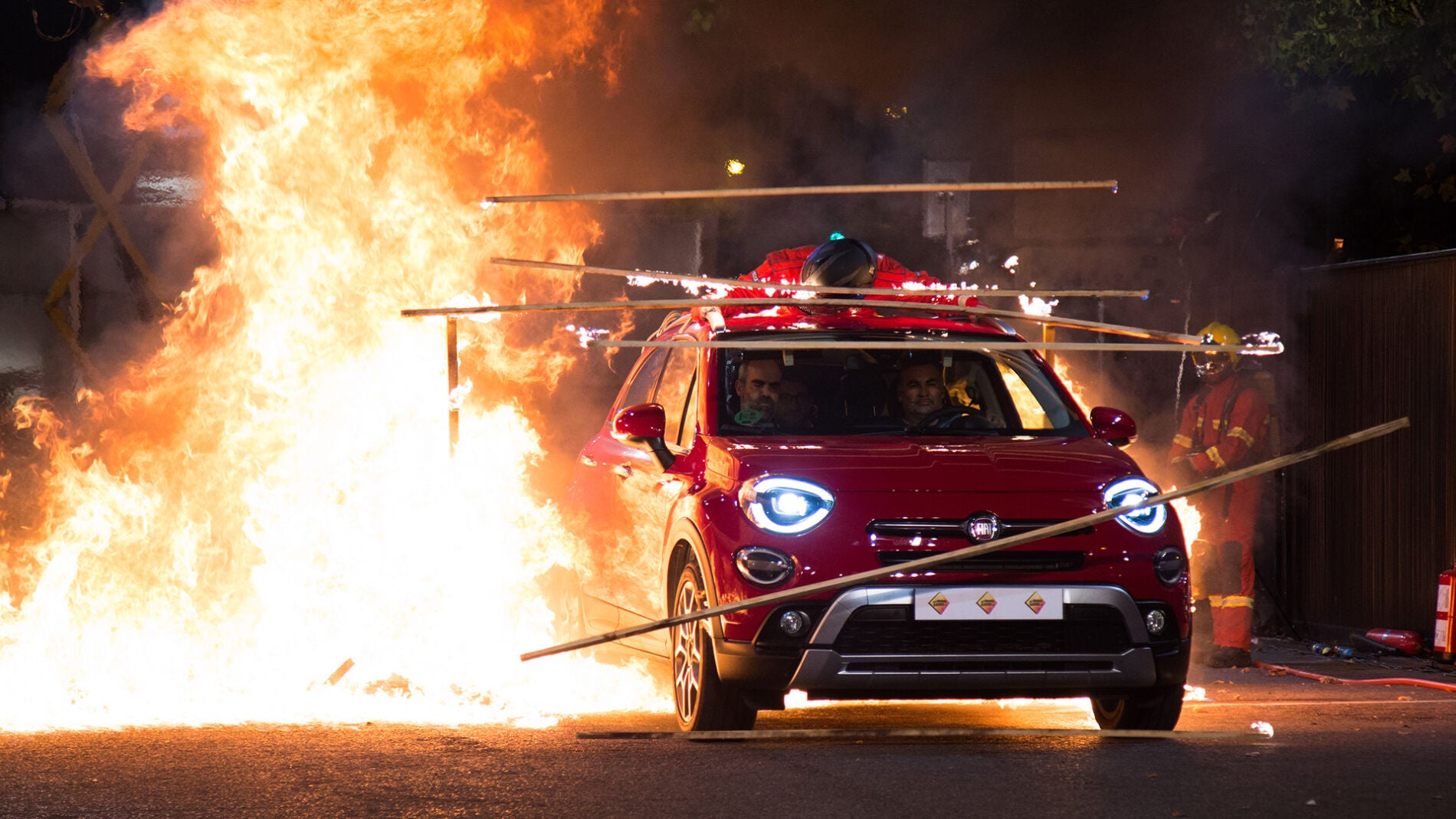 Luis Tosar atraviesa con Pablo Motos un espectacular muro de fuego en 'El Hormiguero 3.0'