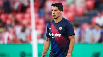 Luis Suárez calienta antes de jugar un partido