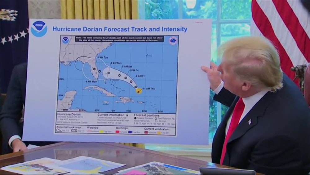Trump muestra un mapa manipulado del avance del huracán Dorian