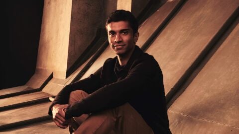 Nikesh Patel es Kas en 'Cuatro bodas y un funeral'