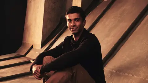 Nikesh Patel es Kas en 'Cuatro bodas y un funeral' Nikesh Patel es Kas en 'Cuatro bodas y un funeral'