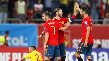 Los jugadores españoles celebran un gol