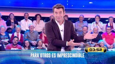 El color de la ropa de un concursante, víctima del humor de Arturo Valls en ‘¡Ahora caigo!’