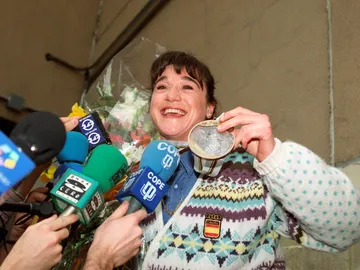 Fotografía de archivo de Blanca Fernández Ochoa a su llegada al aeropuerto de Barajas, tras ganar la medalla de bronce en el eslalon de los Juegos Olímpicos de Albertville, Francia Fotografía de archivo de Blanca Fernández Ochoa a su llegada al aeropuerto de Barajas, tras ganar la medalla de bronce en el eslalon de los Juegos Olímpicos de Albertville, Francia