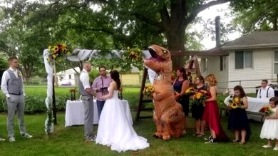 Una dama de honor se presenta en la boda de su hermana vestida de dinosaurio 