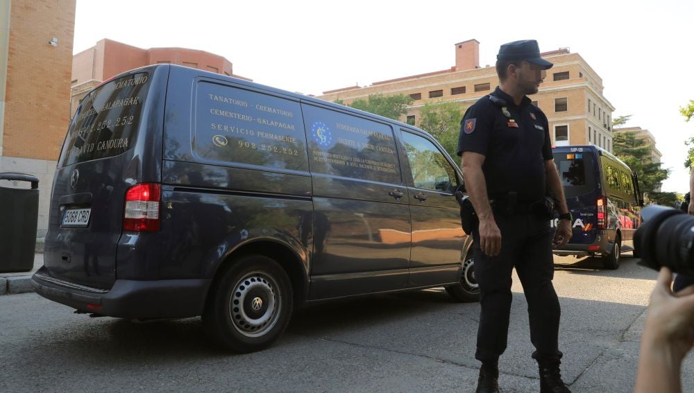 El coche fúnebre que transporta el cuerpo de la exesquiadora y medallista olímpica Blanca Fernández Ochoa