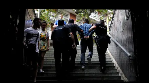 Mossos d'Esquadra en el metro Mossos d'Esquadra en el metro