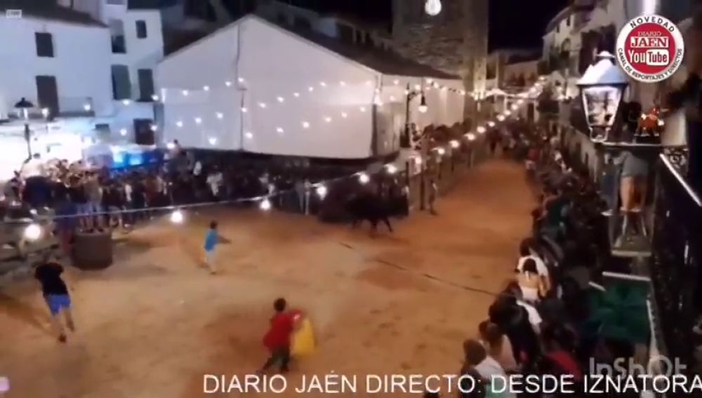 Un hombre resulta herido de gravedad en los encierros nocturnos de Iznatoraf (Jaén)