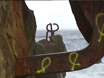 Pintan lazos amarillos en el 'Peine del Viento' de San Sebastián