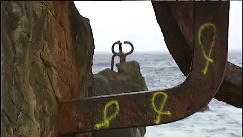Pintan lazos amarillos en el 'Peine del Viento' de San Sebastián Pintan lazos amarillos en el 'Peine del Viento' de San Sebastián